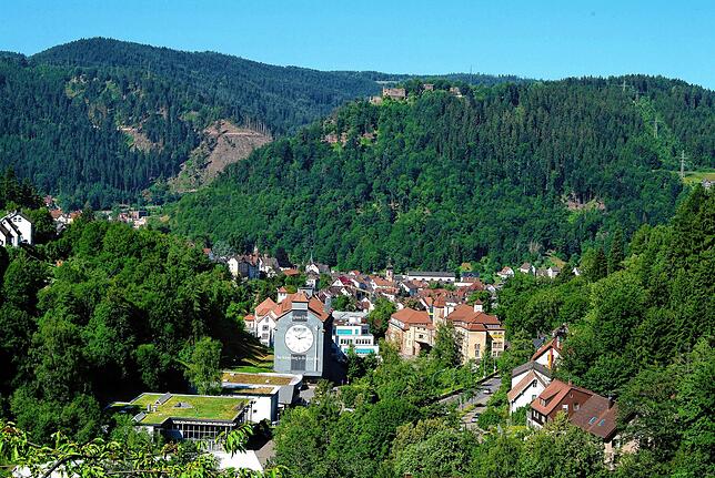 Blick vom Sulgen auf die Stadt Schramberg, oben auf dem Berg im Hintergrund die Burgruine Hohenschramberg. Die Luftqualität in der Stadt ...