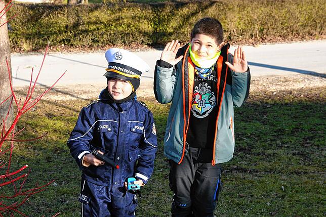 Bild 7: Die besten Bilder vom Stellen des Jubiläumsbaums durch die Froschzeller Holzer