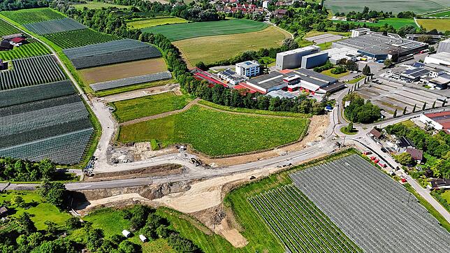 Die Großbaustelle an der K7742 liegt zwischen Markdorf und Riedheim. Dort wird ein großer Kreisverkehr gebaut und es werden ...