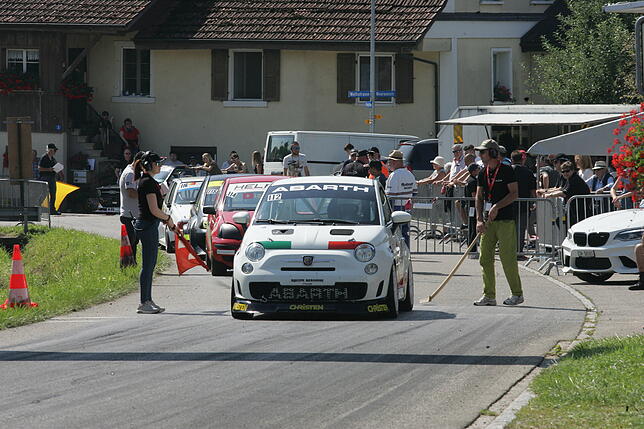 Bild 8: Bergrennen in Oberhallau: Laute Motoren, rasante Fahrten und Rekorde &ndash; wir haben die Bilder!
