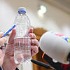 Die Polizei zeigte bei einer Pressekonferenz beispielhaft eine Plastikflasche, um die Menge des Giftes zu zeigen. (Archivbild)