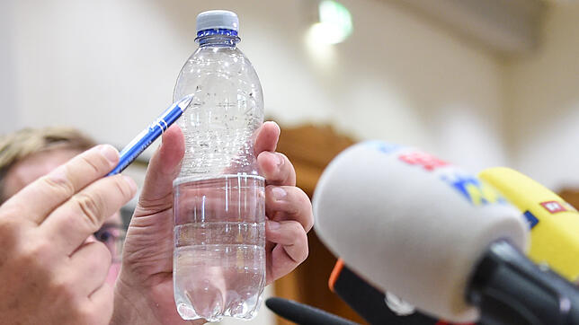 Die Polizei zeigte bei einer Pressekonferenz beispielhaft eine Plastikflasche, um die Menge des Giftes zu zeigen. (Archivbild)