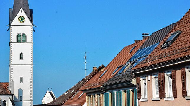 Auf Markdorfs Dächern ist noch viel Platz für Fotovoltaik. Das Sonnenkraft-Netzwerk will Hausbesitzer vom Sinn der Investition in ...