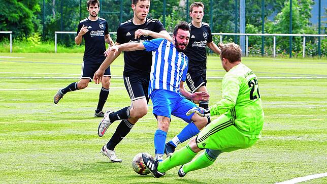 Voller Einsatz: Paulo Arato (Mitte) von der Spvgg. Wehr ist seinem Gegenspieler Julian Jost vom FV Fahrnau zwar enteilt, wird aber vom ...