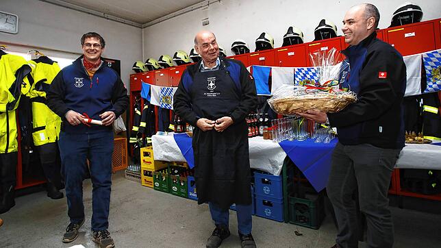 Mit seinem 65. Geburtstag ist Arthur Merk (Mitte) in die Altersabteilung gewechselt. Seine Nachfolger als Zugführer des Löschzugs 5, ...