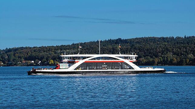 Am ersten Betriebstag: Das neue Fährschiff &bdquo;Richmond&ldquo; bringt Lastwagen, Autos und Menschen zwischen Konstanz und Meersburg ...