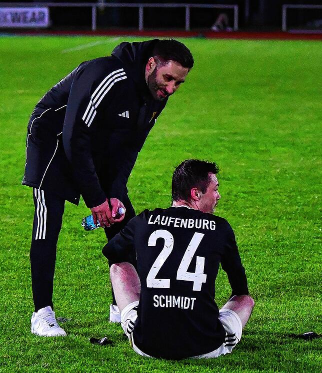 Derbysieger: Trainer Michael Hagmann vom SV 08 Laufenburg freut sich mit Sebastian Schmidt über das 4:2 gegen den Hochrhein-Rivalen FC ...