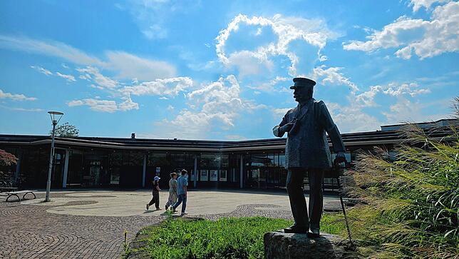 Neuer Standort für Graf Zeppelin: Die Statue befindet sich während der Bauarbeiten oberhalb des GZH, soll aber später wieder an den ...
