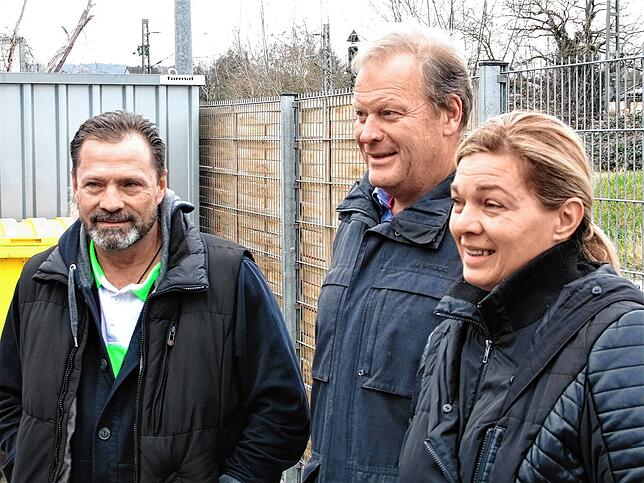 Anwohner klagen über eine stete Lärmbelästigung durch das Bellen von Hunden (von links): Gunnar Krumbholz, Stefan Moses sowie Vesna Moses.