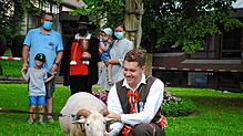 Familie Adlung aus Dogern posiert mit dem Waldshuter Männle Lothar Schmidt. Vorne Chilbibock Joachim mit Timon Schmidt, zweiter ...