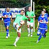 Traumtor beim Schützenfest: Daniel Bächle (vorn) &ndash; hier in der Partie beim FC Erzingen &ndash; verschoss zwar einen Strafstoß beim ...