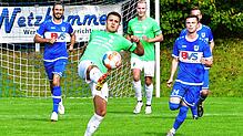Traumtor beim Schützenfest: Daniel Bächle (vorn) &ndash; hier in der Partie beim FC Erzingen &ndash; verschoss zwar einen Strafstoß beim ...