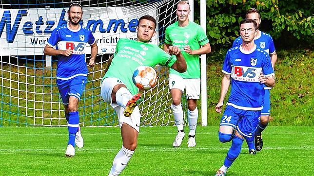 Traumtor beim Schützenfest: Daniel Bächle (vorn) &ndash; hier in der Partie beim FC Erzingen &ndash; verschoss zwar einen Strafstoß beim ...
