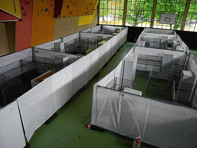 Sieben Wohnboxen stehen in der Uhlandhalle, sie bieten Platz für 78 geflüchteten Menschen. Die ersten werden am Donnerstag erwartet.