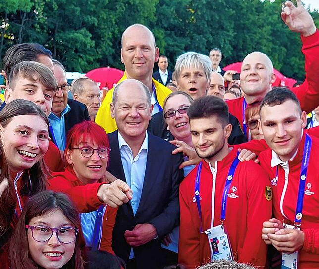 Deutsche Teilnehmer bei den Special Olympics Weltspielen in Berlin mit Bundeskanzler Olaf Scholz, rechts vorne Andreas Cafararo.