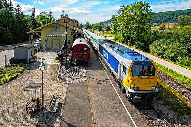 Der Güterzug kommt im Bahnhof Blumberg-Zollhaus an, dem nördlichen Endpunkt der Sauschwänzlebahn.