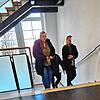 Mit Hand- und Fußfesseln läuft der Angeklagte (rechts) in Begleitung die Treppe Richtung Gerichtssaal hinauf.