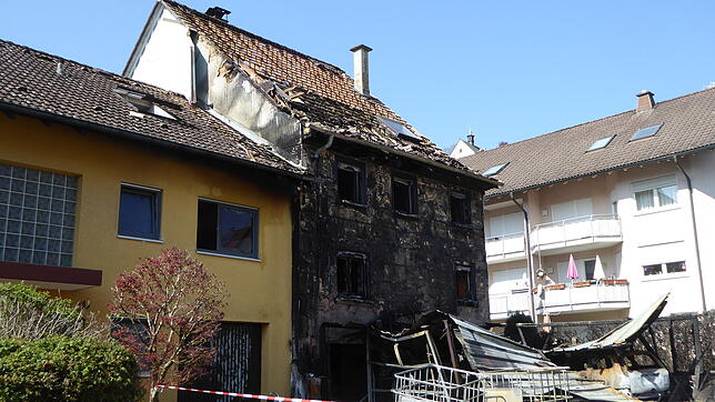 Bild : Feuer vernichtet Wohnhaus im Stühlinger Wohngebiet "Raingärten"