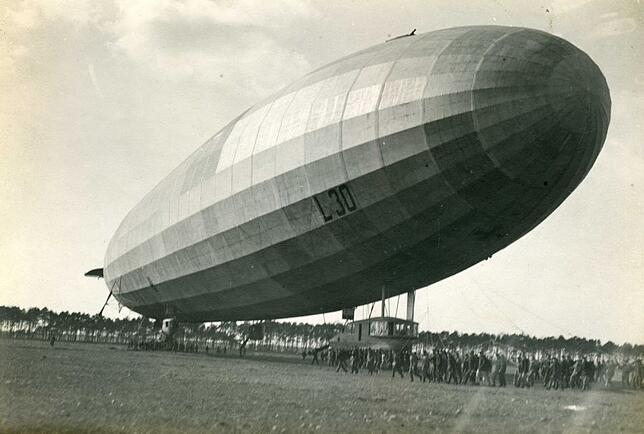 Das Luftschiff L30 (LZ 62) gehörte ab Juli 1916 zu den Super-Zeppelinen. Es wurde als Bomber und Aufklärer eingesetzt und besaß sechs ...