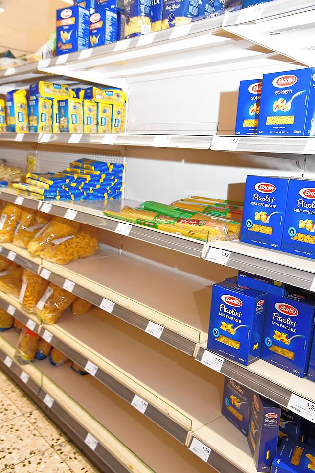 So sieht es am Wochenende und am Montag in vielen Supermärkten aus: Kunden stehen vor leeren Nudelregalen, wie hier im Edekamarkt Wehrle ...
