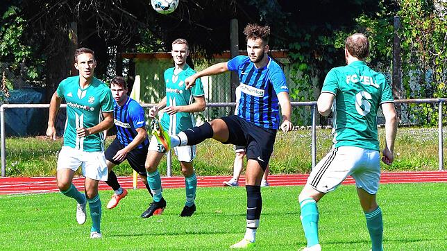 Mann des Tages: Antonio Santoro (Mitte) erzielte alle drei Tore für Aufsteiger SG FC Wehr-Brennet beim 3:2-Erfolg gegen den FC Zell.