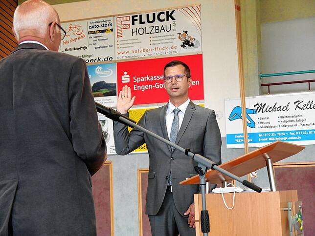 Klaus-Peter Minge, als dienstältester Gemeinderat, nahm Bürgermeister Patrick Stärk den Amtseid ab.