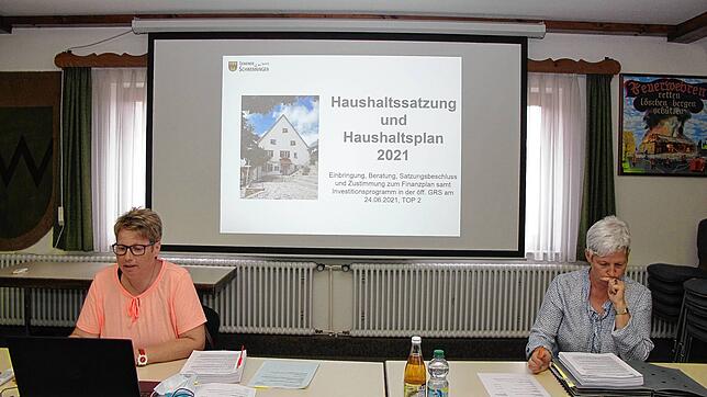 Rita Bosch (links) stellte dem Gemeinderat und den Zuhörern den Haushaltsplan sowie das Investitionsprogramm vor. Rechts Bürgermeisterin ...