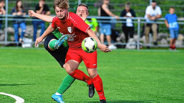Torschützen unter sich: Marco Romano (hinten) brachte den SV Herten in Führung, Marvin Kalt glich später aus. Am Ende aber siegten die ...