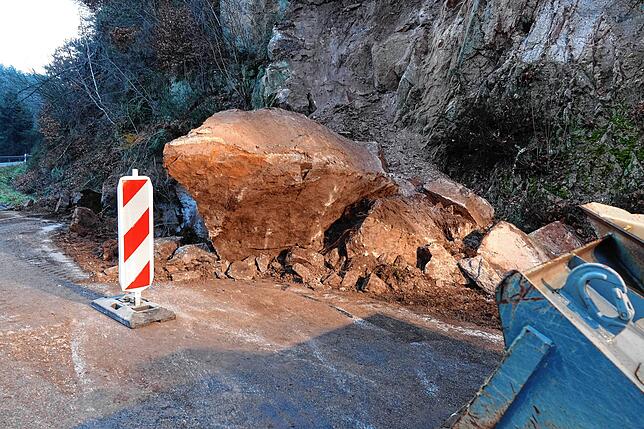 Bild 2: Felssturz: Straße zwischen Tiefenstein und Schildbach gesperrt