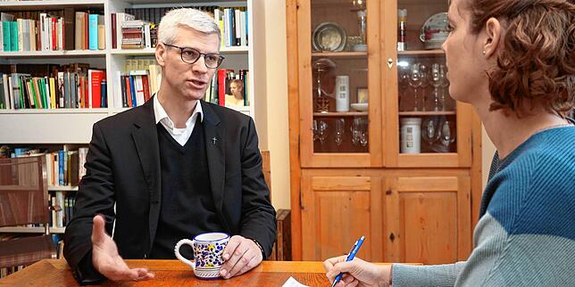Im Gespräch mit SÜDKURIER-Redakteurin Kirsten Astor bespricht Michael Teipel die großen Herausforderungen der katholischen Kirche ...