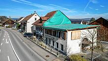Nach einem verheerenden Brand ist das Dach des Restaurants Krone in Rietheim mit Bauplastik zugedeckt.