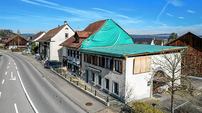 Nach einem verheerenden Brand ist das Dach des Restaurants Krone in Rietheim mit Bauplastik zugedeckt.