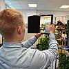 Das „Urban Innovation Hub Zukunftslabor Konstanz“ wurde eröffnet. Julian Kemmer demonstriert einige der ausgestellten digitalen Angebote.