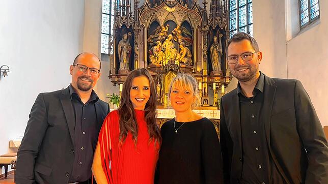 Anita Hofmann (Zweite von links) gastiert in der St. Nikolaus Kirche in Markdorf, bei einem Konzert mit (von links) Florian Tobisch, ...