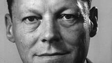 Willy Brandt auf einem Portraitfoto von 1965. Er zählt zu den herausragenden Staatsmännern des 20. Jahrhunderts. Der Sozialdemokrat hat ...