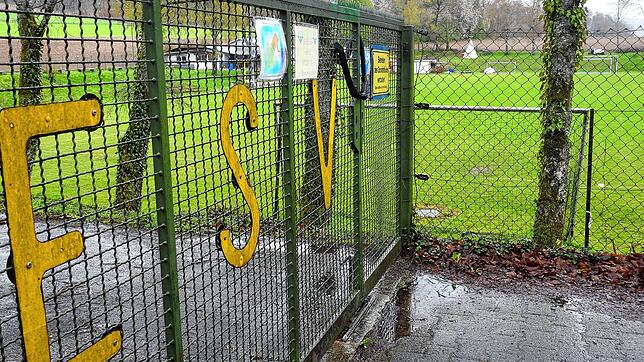Verriegelt und verrammelt: Das Gelände des ESV Waldshut ist abgesperrt. Der Spielbetrieb bei den beiden Fußballmannschaften ist ...