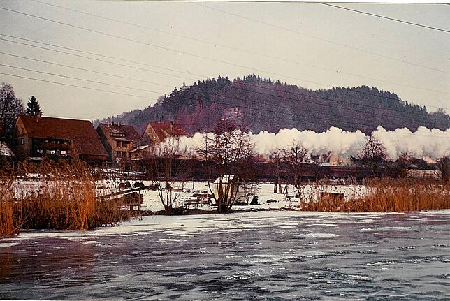 Das Bild zeigt den zugefrorenen Rhein auf Höhe des westlichen Ortseingangs der Gemeinde Schwörstadt, damals fuhren noch Dampfloks auf ...