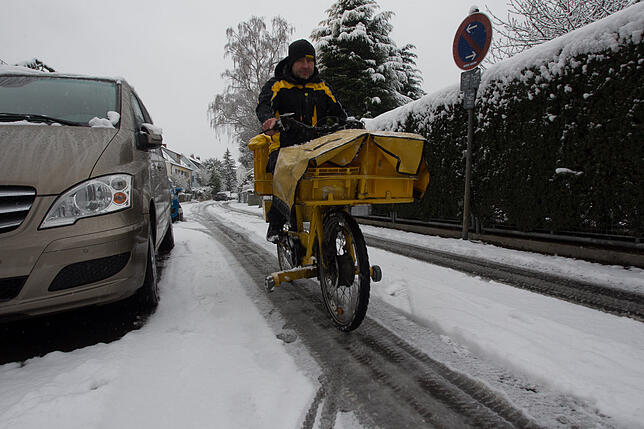 Robert Pejakovic von der Post muss mit seinem Fahrrad im Konstanzer Schnee besonders aufpassen.