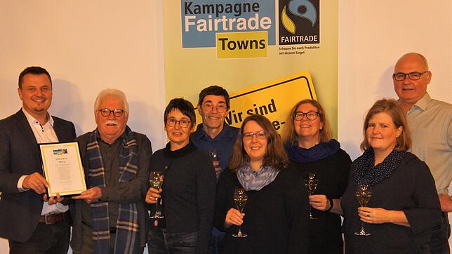 Feierstunde im Rathaus Murg zu Titelerneuerung (von links): Bürgermeister Adrian Schmidle, Willi Moosmann (Vorsitzender des ...