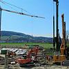 An der Bahnlinie bei Oberlauchringen tut sich was. In den nächsten Tagen richten die Arbeiter Hilfsbrücken ein, um danach die Widerlager ...