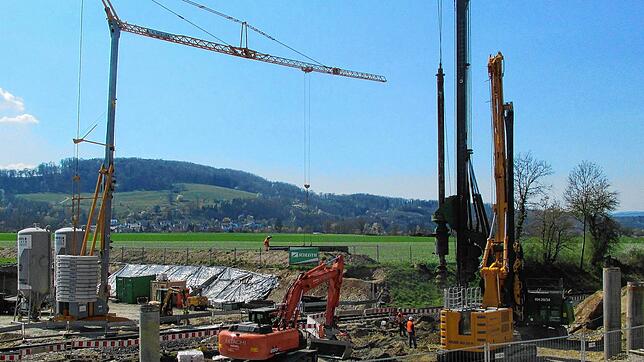 An der Bahnlinie bei Oberlauchringen tut sich was. In den nächsten Tagen richten die Arbeiter Hilfsbrücken ein, um danach die Widerlager ...