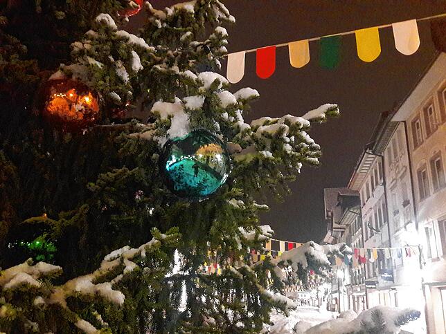 Vor dem Waldshuter Rathaus trifft Weihnachten auf Fasnacht.