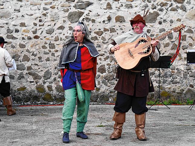 Manuela Trapani als Narrinchen und Stefan Fehrenbach mit seiner Gitarre als Spielmann Felix trugen wesentlich zum Gelingen des ...