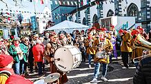 Sorgen für Stimmung auf dem närrischen Jahrmarkt in Radolfzell: Die Musikgruppe der Narrenzunft Käfertal aus Hemmenhofen.