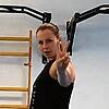 Workout für daheim: Lina Blechner macht nicht das Victory-Zeichen, sie kündigt Übung zwei über den Youtube-Kanal an. (Screenshot)