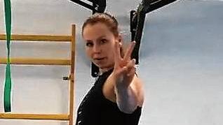 Workout für daheim: Lina Blechner macht nicht das Victory-Zeichen, sie kündigt Übung zwei über den Youtube-Kanal an. (Screenshot)