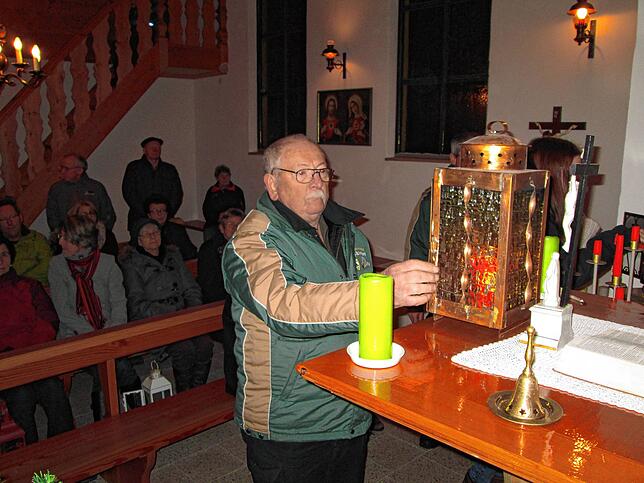 Bernd Ebner bringt Friedenslicht aus Bethlehem in die Friedenslichtkapelle, hier im Archivbild von 2015 zu sehen.