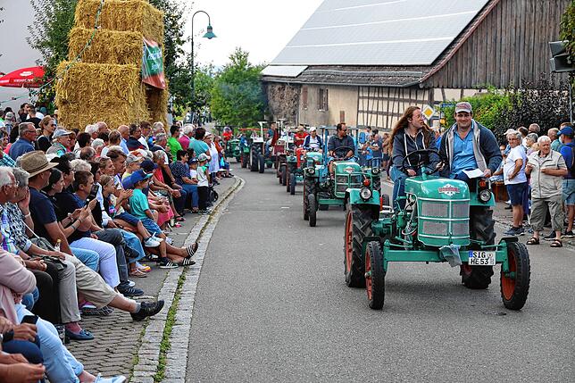 Zahlreiche Zuschauer säumten die Straße in Aftholderberg links und rechts der Oldtimer-Parade am Sonntag. Überhaupt konnten sich die ...