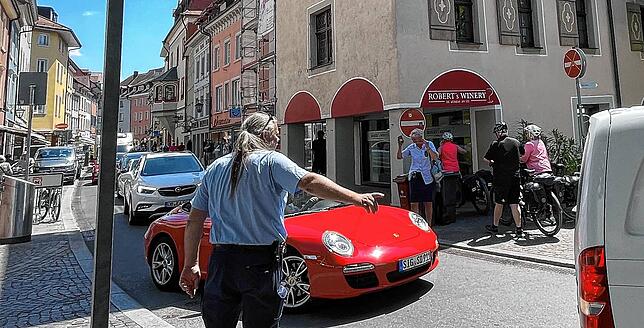 Ein Mitarbeiter des Ordnungsamts hilft am Montag im Bereich Christophstraße/Grabenstraße.