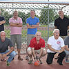 1976: Die Leierkastenmannschaft stellt sich zum Gruppenbild in einem Handballtor auf dem Platz der Vauban-Kaserne in Radolfzell auf (von ...